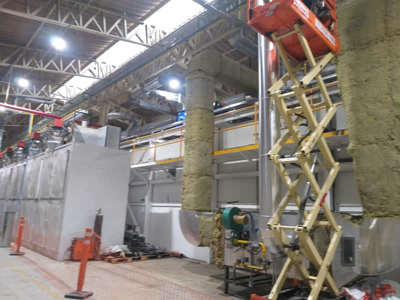 Revestimento em chapa de alumínio corrugado sobre isolamento térmico