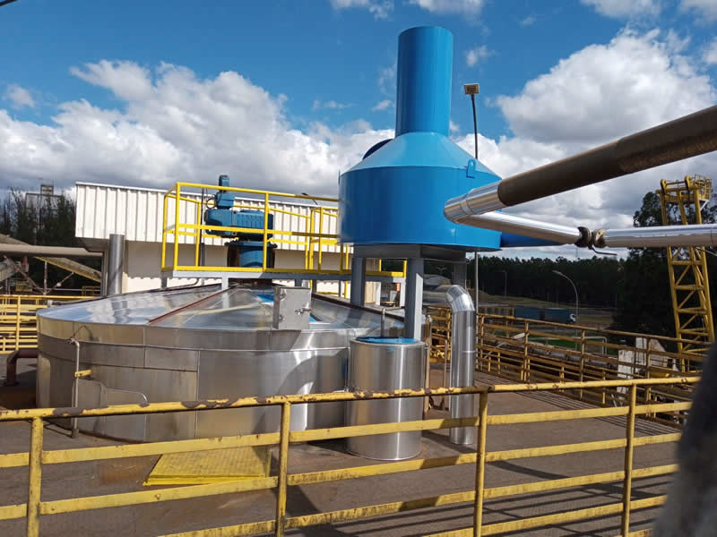 Isolamento térmico industrial e proteção mecânica de tubulações